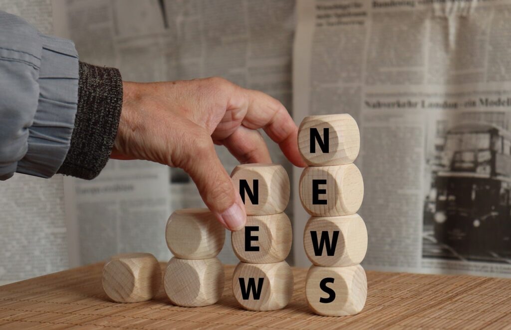 Würfel zum Wort News gestapelt